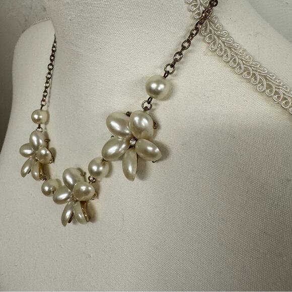 Faux Pearl Cluster Floral Statement Necklace - Picture 5 of 7